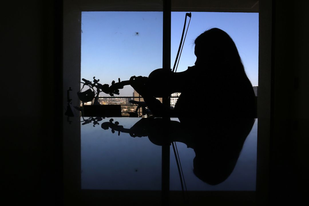 Una violinista practica desde su casa en plena cuarentena Una violinista practica desde su casa en plena cuarentena