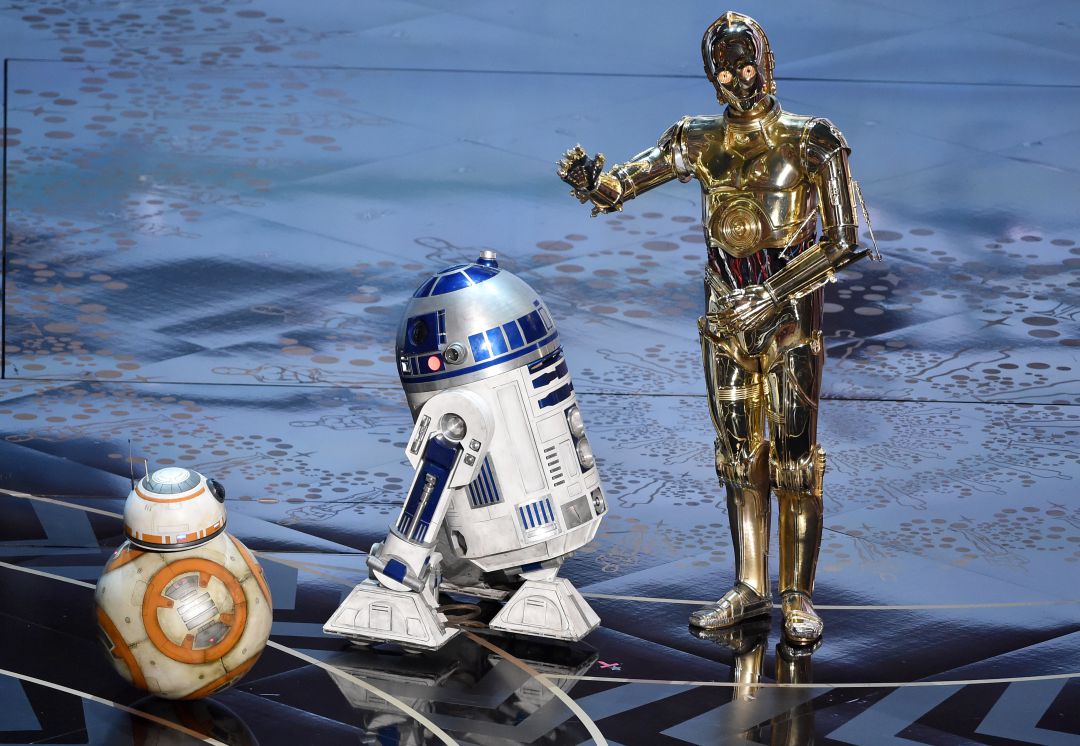 Imagen de archivo de C3PO, R2D2 y BB-8 en una conferencia anual de Star Wars Imagen de archivo de C3PO, R2D2 y BB-8 en una conferencia anual de Star Wars