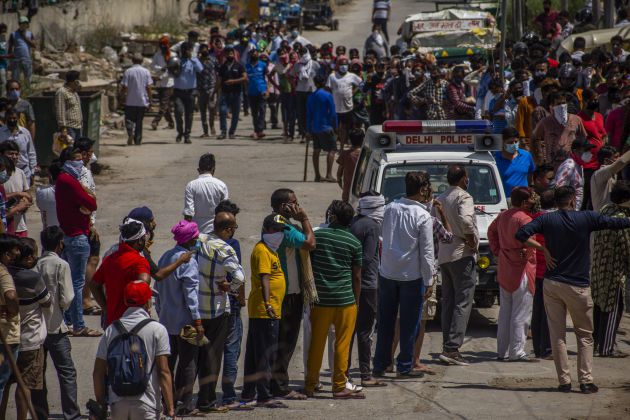 Largas colas para entrar en una licorería en Nueva Delhi tras su reapertura Largas colas para entrar en una licorería en Nueva Delhi tras su reapertura
