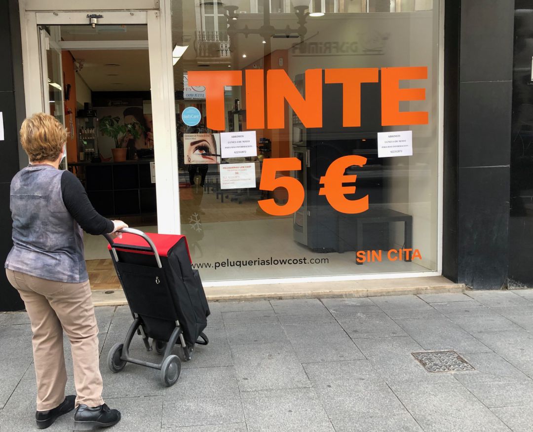 Las peluquerías de Alicante han abierto este lunes con cita previa y respetando la distancia entre clientes Las peluquerías de Alicante han abierto este lunes con cita previa y respetando la distancia entre clientes