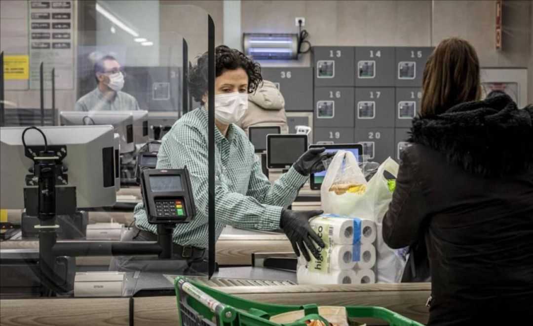 En la mayoría de supermercados ya se han instalado pantallas de metacrilato para proteger a los empleados
En la mayoría de supermercados ya se han instalado pantallas de metacrilato para proteger a los empleados