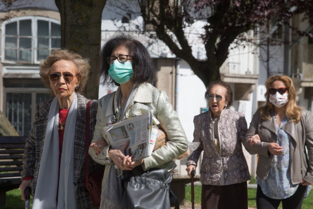 Varias mujeres pasean por la calle en Lugo. Varias mujeres pasean por la calle en Lugo.