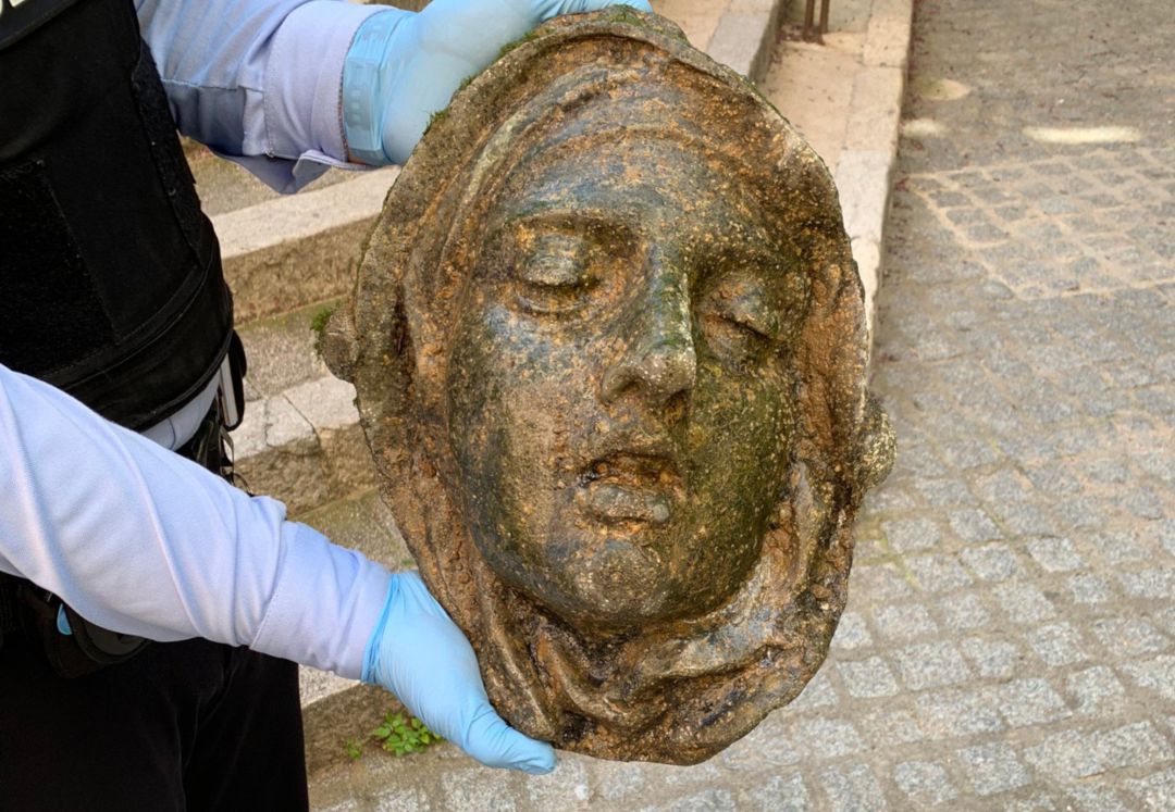 L'escultura que s'ha trobat al riu Onyar L'escultura que s'ha trobat al riu Onyar