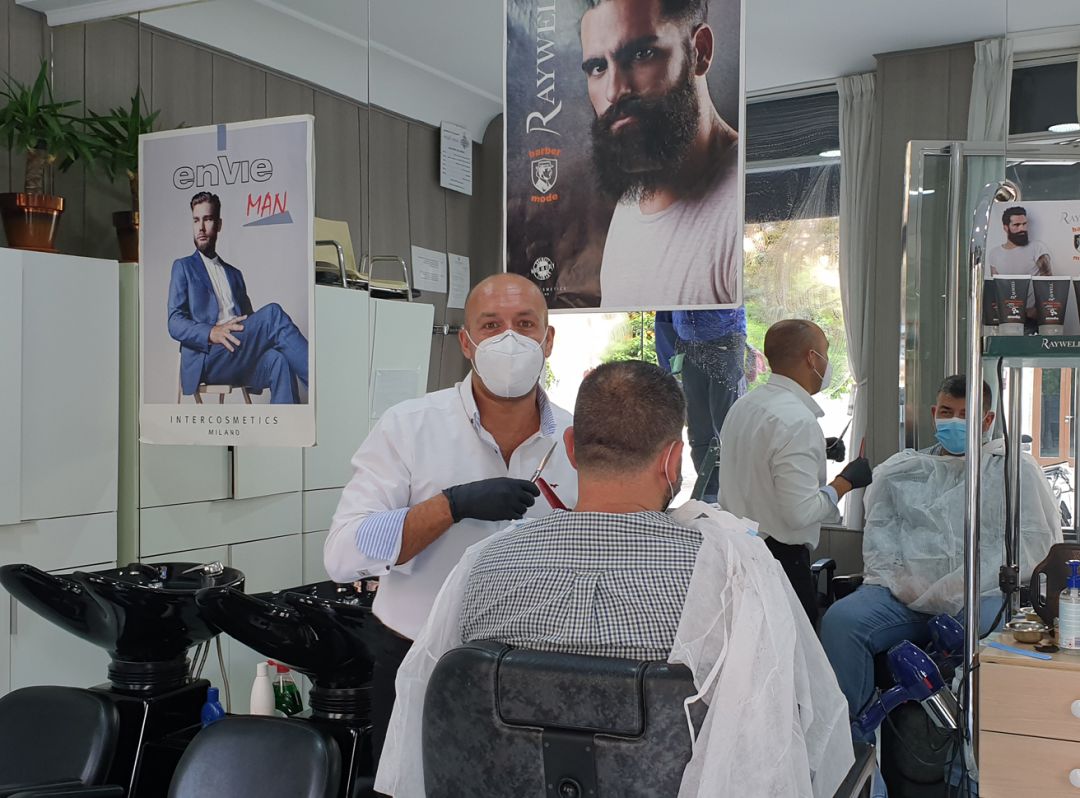 La barbería Isidro, en la Placeta de Radio Granada, ha reabierto sus puertas con cita a los clientes y las medidas de seguridad y protección establecidas ante la covid-19 La barbería Isidro, en la Placeta de Radio Granada, ha reabierto sus puertas con cita a los clientes y las medidas de seguridad y protección establecidas ante la covid-19