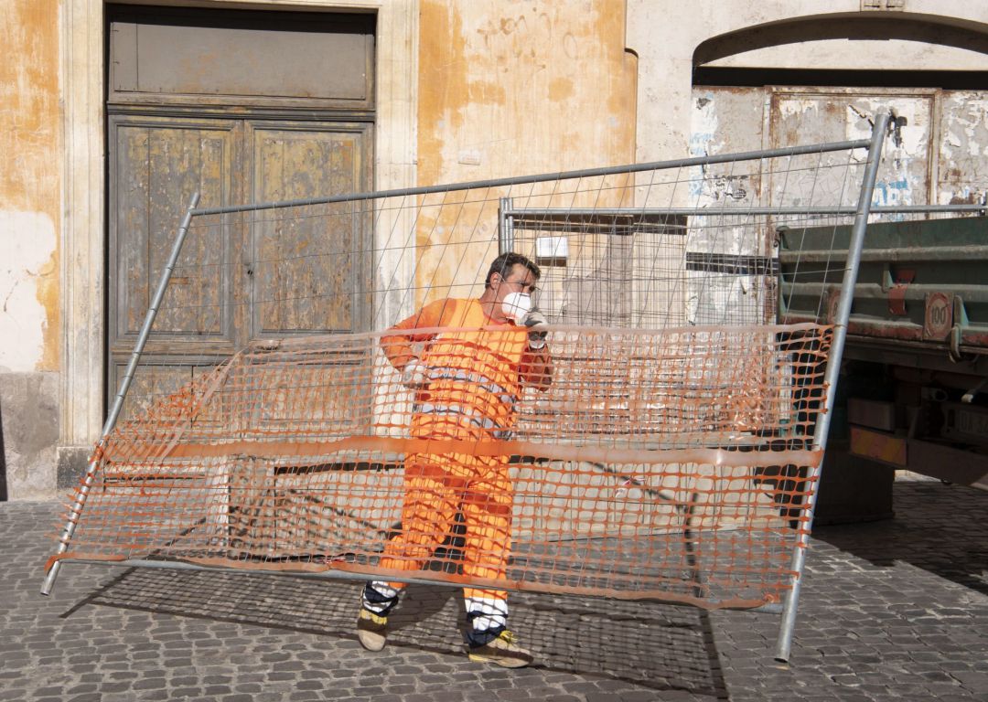 Los trabajadores de las construcciones y de las obras también toman medidas de precaución. Los trabajadores de las construcciones y de las obras también toman medidas de precaución.