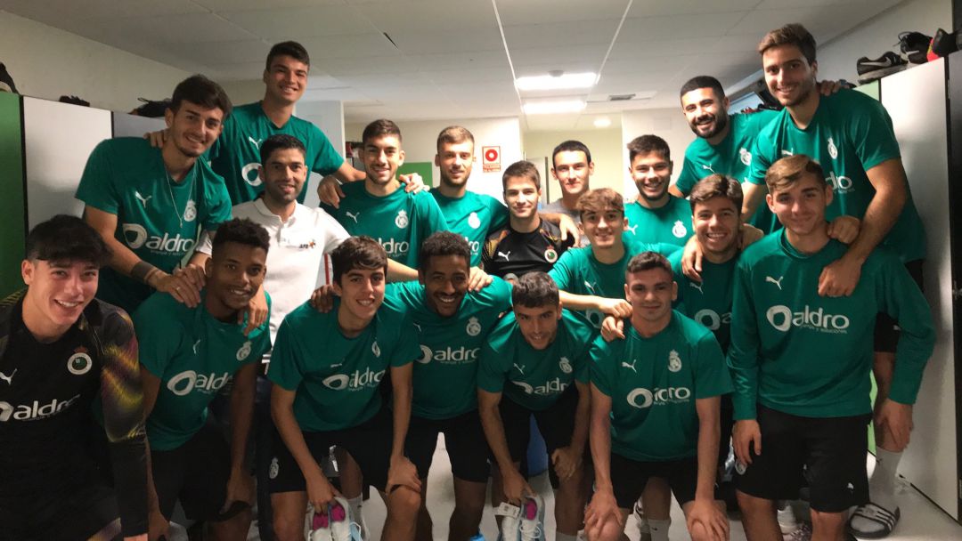 Jugadores del Rayo Cantabria con Juanjo Expósito, representante de AFE en la zona norte, en una foto de archivo Jugadores del Rayo Cantabria con Juanjo Expósito, representante de AFE en la zona norte, en una foto de archivo