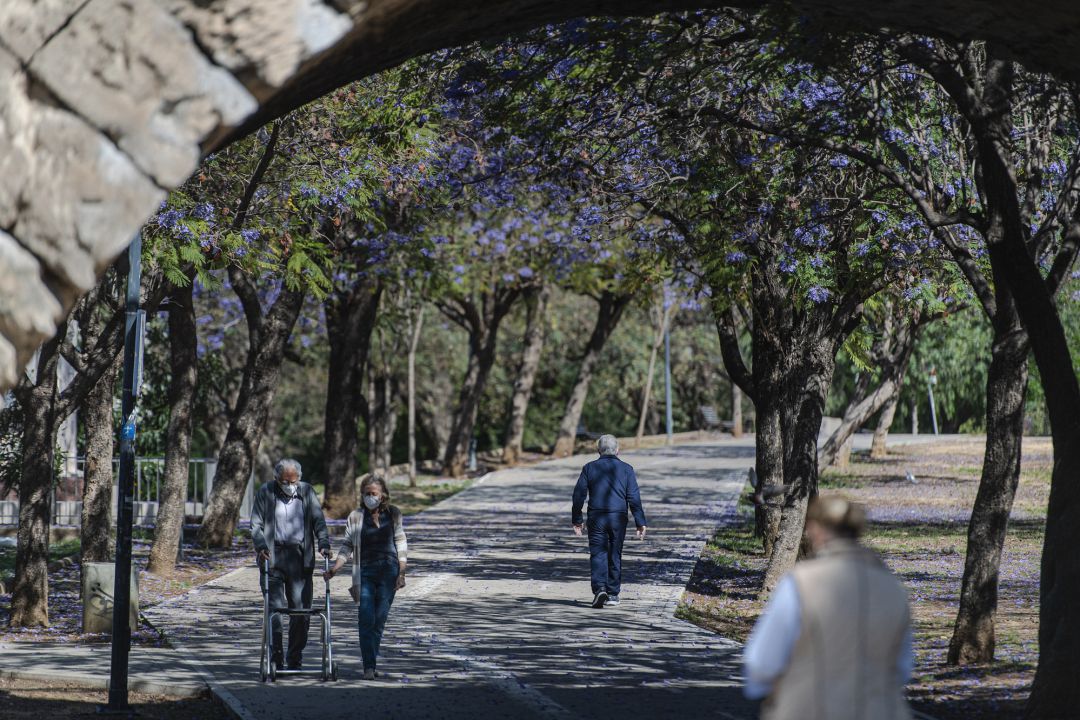 Personas mayores paseando por Sevilla aprovechando las franjas horarias en las que está permitido Personas mayores paseando por Sevilla aprovechando las franjas horarias en las que está permitido