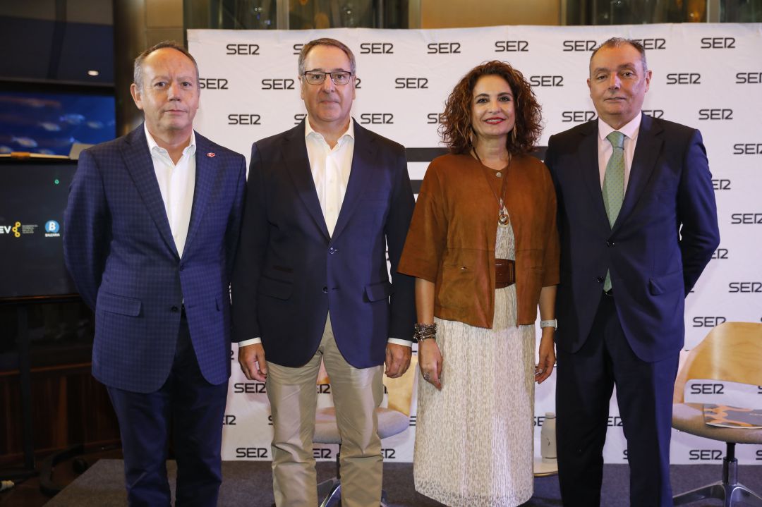 Foto de archivo de octubre de 2019 en un Encuentros SER con la Ministra de Hacienda (entonces en funciones) María Jesús Montero. En la foto, junto a la ministra, Salvador Navarro, presidente de la CEV, Ismael Sáez, secretario general de UGTPV y Arturo León secretario general de CCOOPV Foto de archivo de octubre de 2019 en un Encuentros SER con la Ministra de Hacienda (entonces en funciones) María Jesús Montero. En la foto, junto a la ministra, Salvador Navarro, presidente de la CEV, Ismael Sáez, secretario general de UGTPV y Arturo León secretario general de CCOOPV