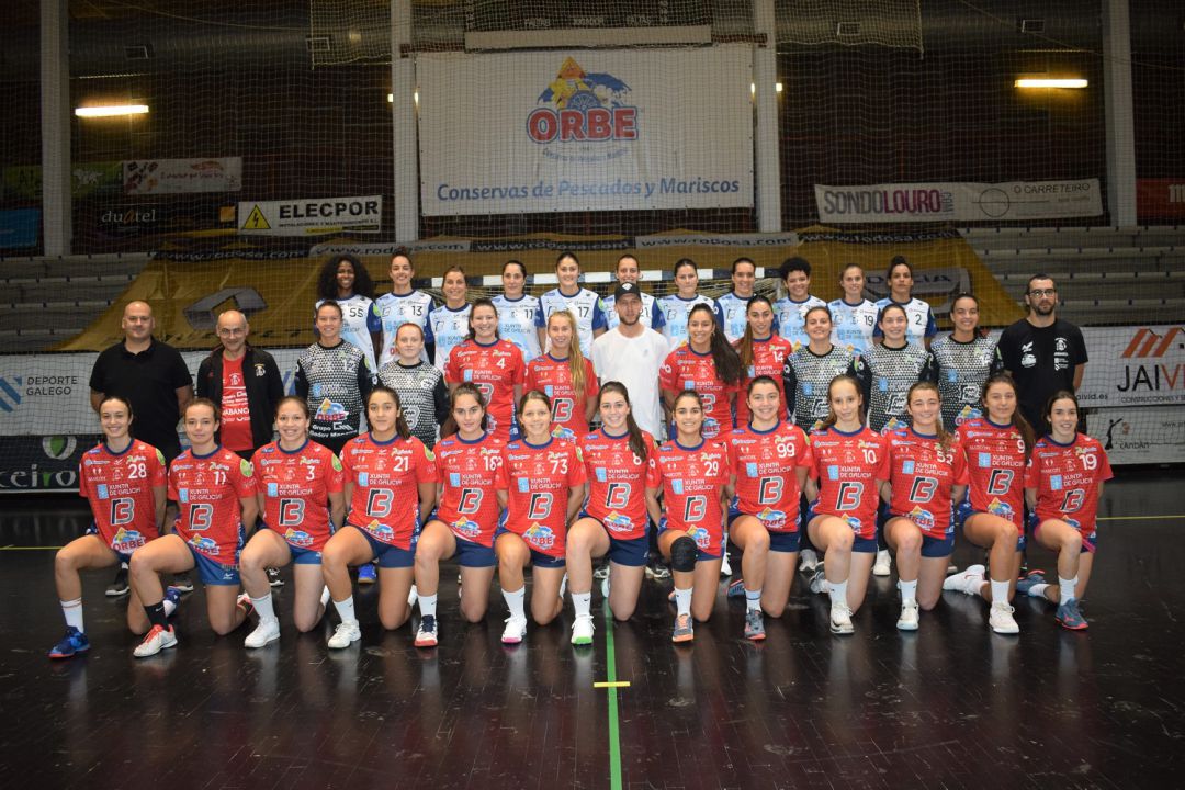 Rubén Blanco posando con el Rubensa Balonmano Porriño Rubén Blanco posando con el Rubensa Balonmano Porriño