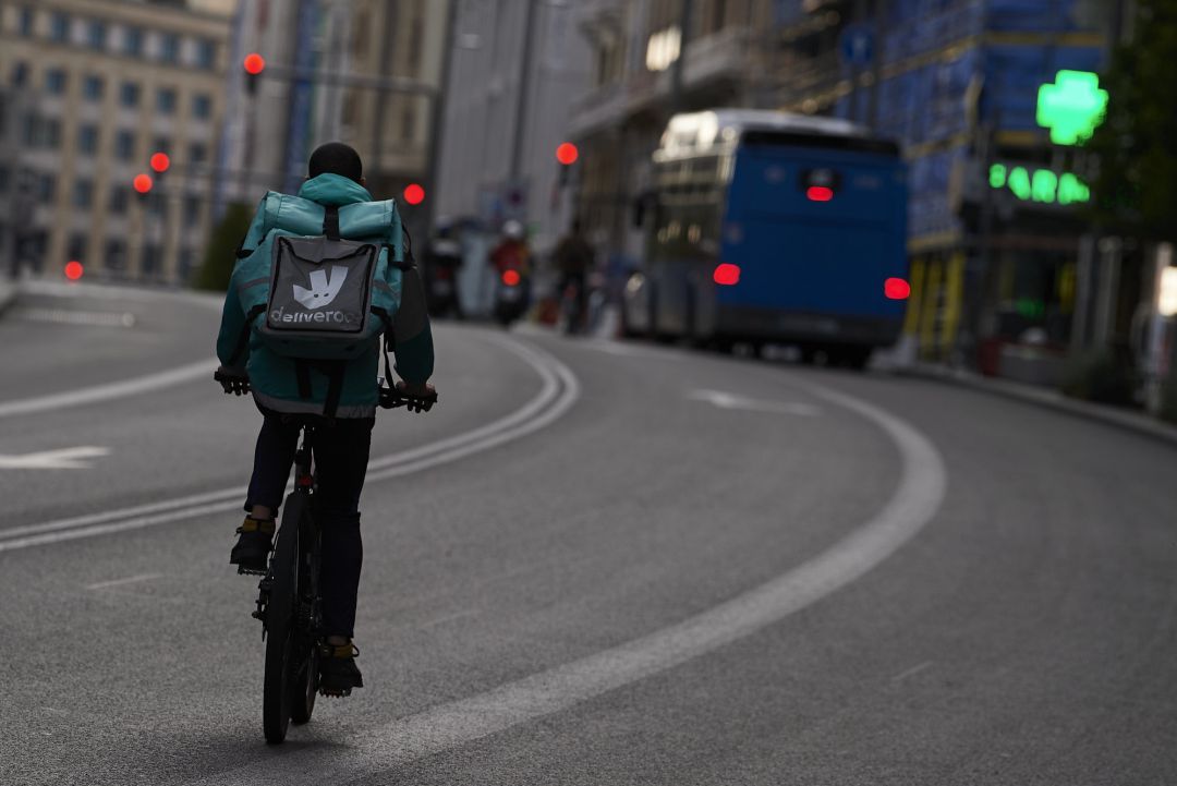 Ciclista de Deliveroo en las calles de Madrid Ciclista de Deliveroo en las calles de Madrid