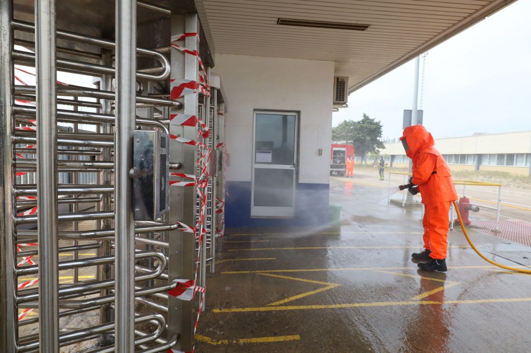 Un operario desinfecta las instalaciones de la planta de Opel- PSA de Figueruelas (Zaragoza) Un operario desinfecta las instalaciones de la planta de Opel- PSA de Figueruelas (Zaragoza)