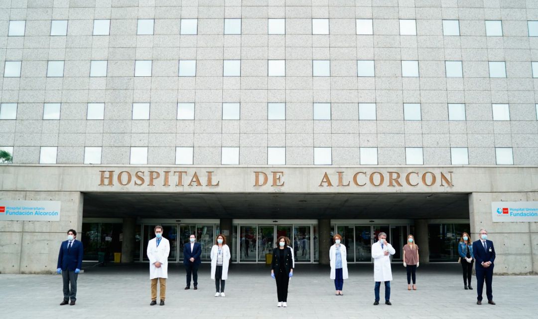 La Presidenta de la Comunidad de Madrid, Isabel Díaz Ayuso, guardando un minuto de silencio en las puertas del Hospital Fundación Alcorcón La Presidenta de la Comunidad de Madrid, Isabel Díaz Ayuso, guardando un minuto de silencio en las puertas del Hospital Fundación Alcorcón