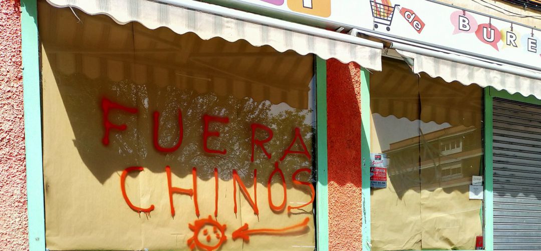 Pintada racista en un bazar chino de Leganés Pintada racista en un bazar chino de Leganés