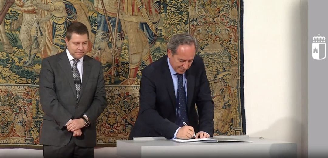 El presidente de CECAM, Ángel Nicolás, durante la firma del plan El presidente de CECAM, Ángel Nicolás, durante la firma del plan