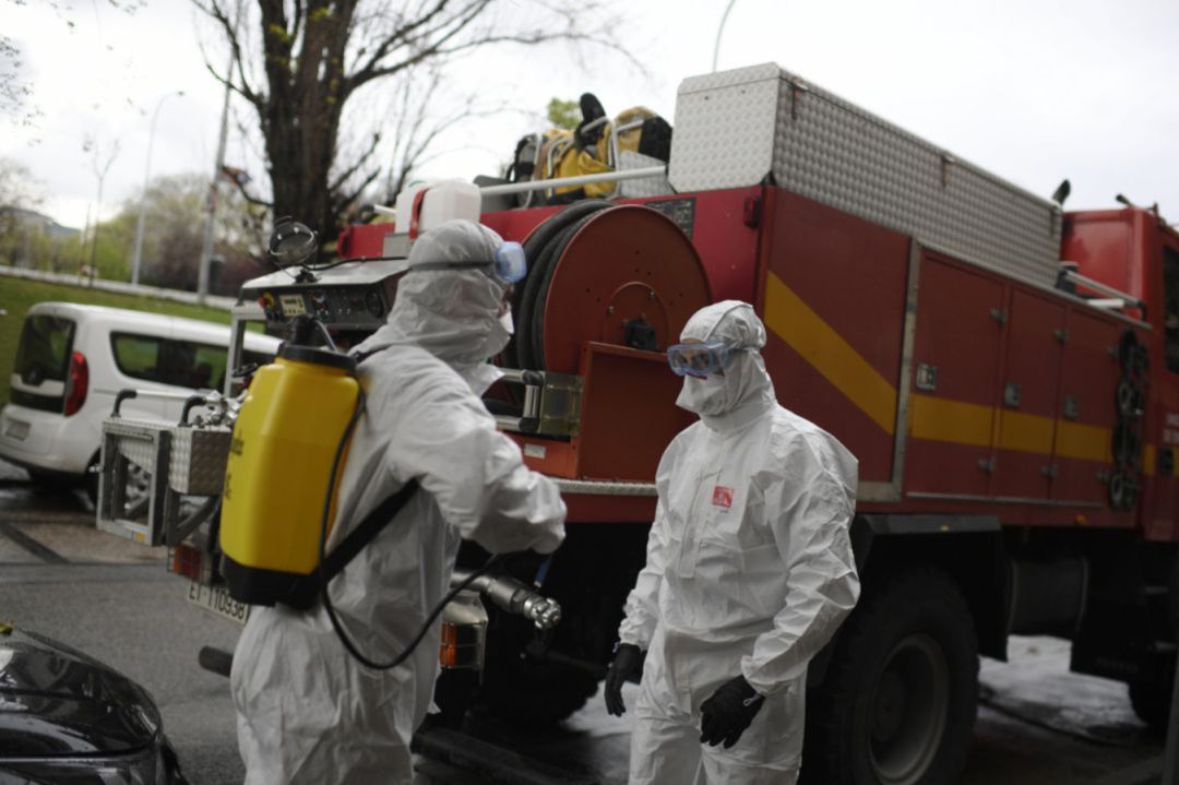 Miembros de la UME en labores de desinfección Miembros de la UME en labores de desinfección
