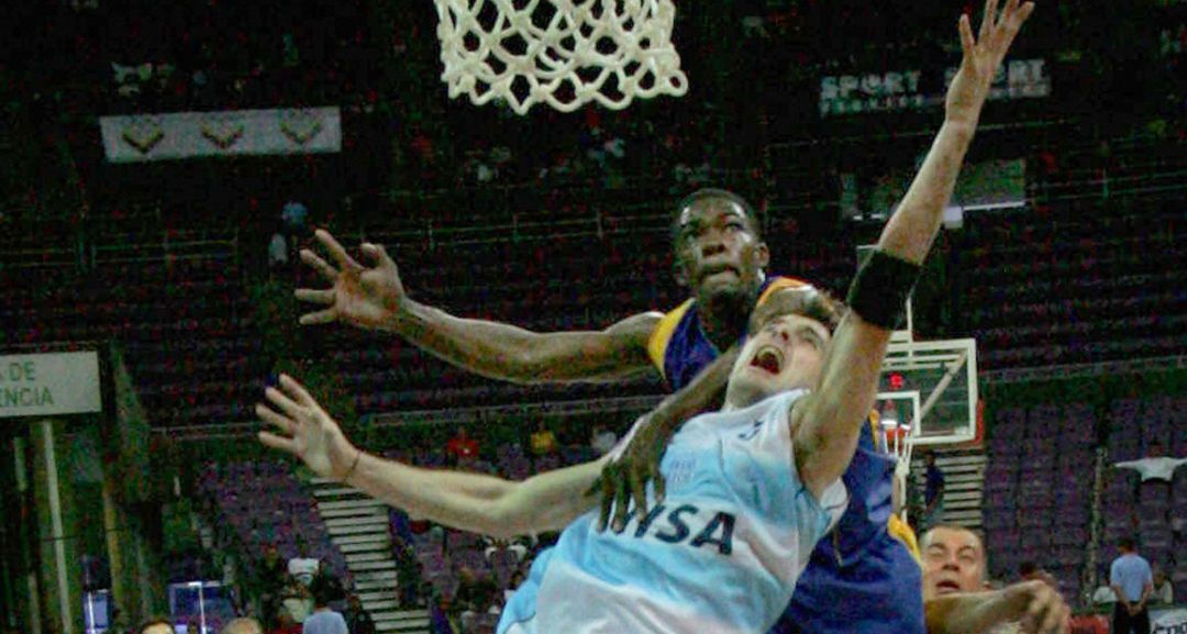Álvaro Teherán, en una acción defensiva en un partido entre Colombia y Argentina de 2006. Álvaro Teherán, en una acción defensiva en un partido entre Colombia y Argentina de 2006.