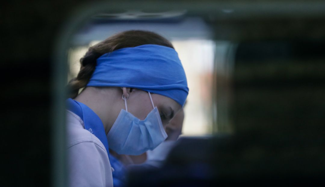 Una sanitaria realiza el cambio de guardia. Una sanitaria realiza el cambio de guardia.