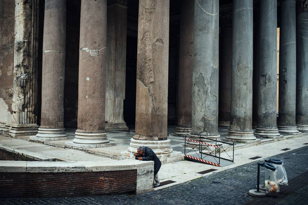 Scalas Samuel. Actor y cómico italiano, se encuentra en la calle desde hace seis años. En estos días ha encontrado la tranquilidad en el Panteón de Agripa. Scalas Samuel. Actor y cómico italiano, se encuentra en la calle desde hace seis años. En estos días ha encontrado la tranquilidad en el Panteón de Agripa.
