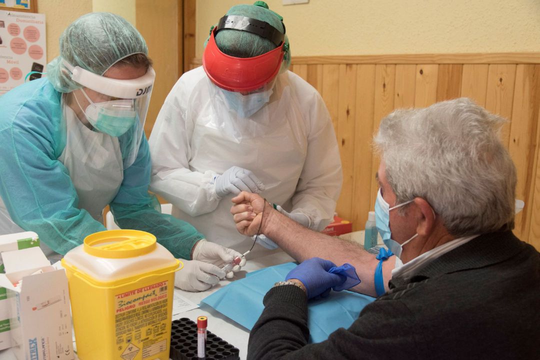 Dos técnicos sanitarios realizan pruebas de serología para el estudio de seroprevalencia Dos técnicos sanitarios realizan pruebas de serología para el estudio de seroprevalencia