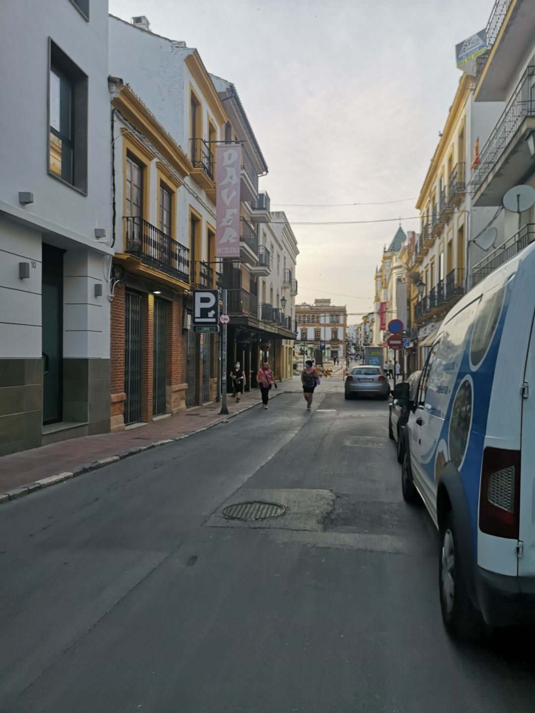 Tres ciudadanas dan un paseo por las desérticas calles de la ciudad de Ronda Tres ciudadanas dan un paseo por las desérticas calles de la ciudad de Ronda