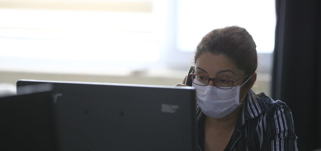 Mujer atiende a una llamada durante la crisis del coronavirus Mujer atiende a una llamada durante la crisis del coronavirus