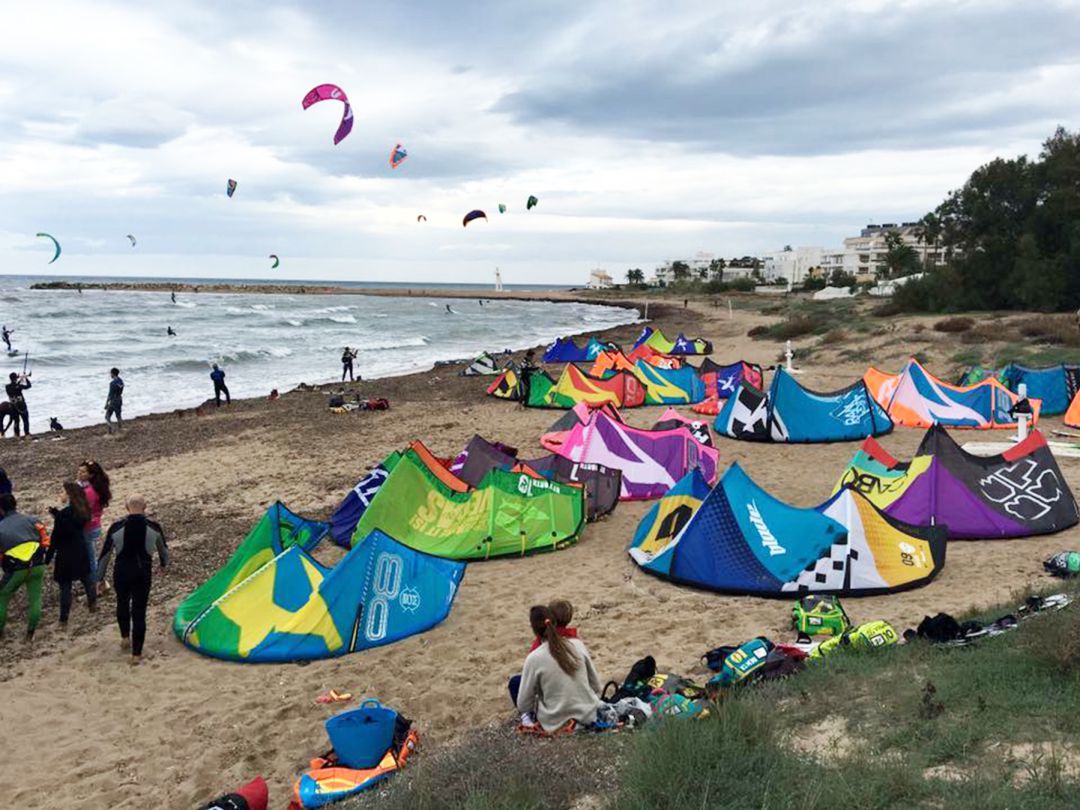 Kitsurfistas en la playa Punta de Els Molins de Dénia. Kitsurfistas en la playa Punta de Els Molins de Dénia.
