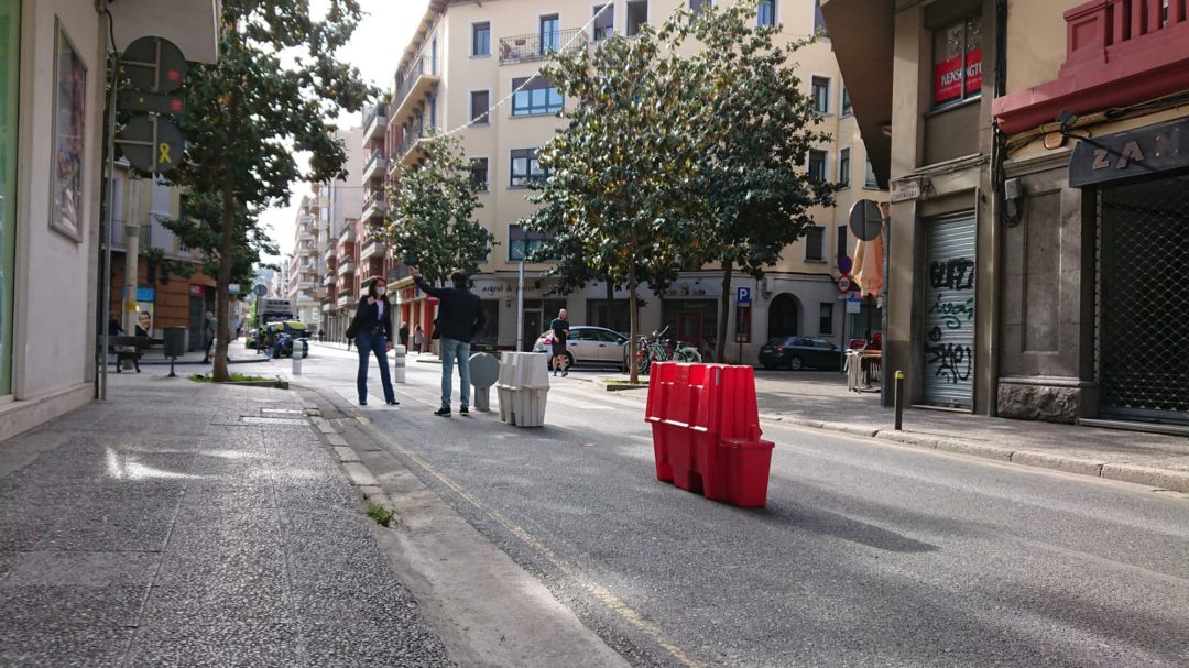 Carril bici provisional en el carrer de Bisbe Lorenzana de Girona Carril bici provisional en el carrer de Bisbe Lorenzana de Girona
