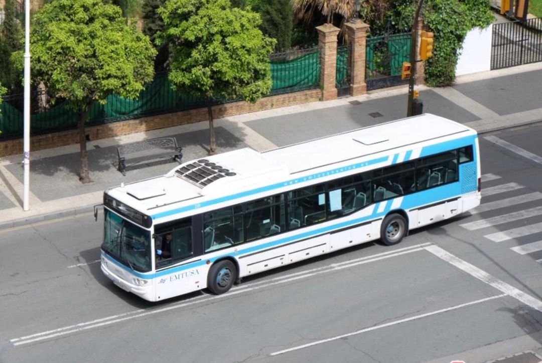 Un autobús de Emtusa cubriendo su ruta durante el confinamiento. Un autobús de Emtusa cubriendo su ruta durante el confinamiento.