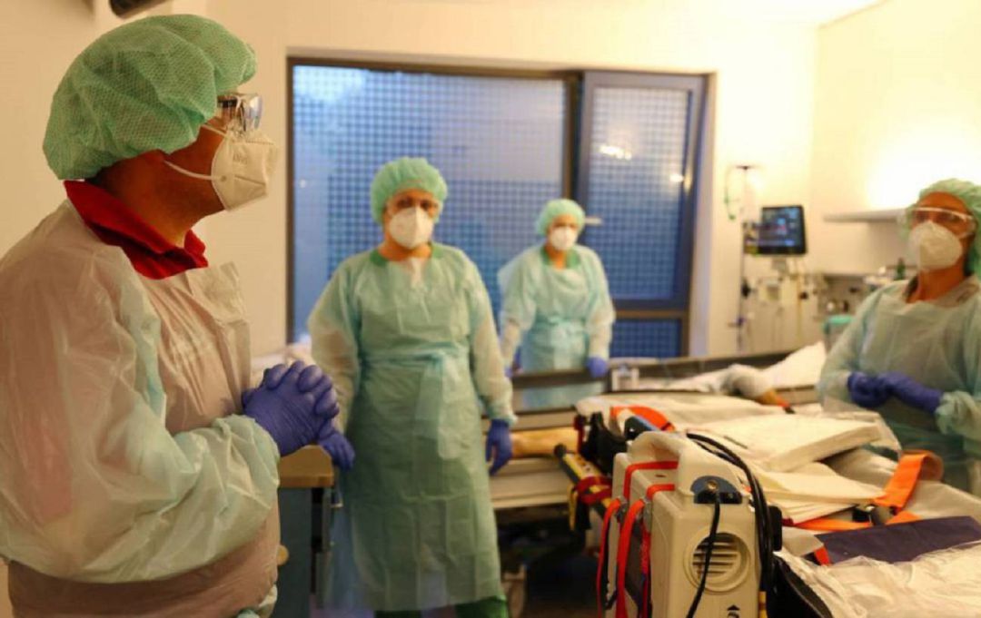 Profesionales sanitarios que trabajan en la lucha contra el COVID 19 Profesionales sanitarios que trabajan en la lucha contra el COVID 19