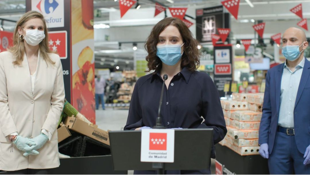 Isabel Díaz Ayuso, presidenta de la Comunidad de Madrid, en una visita a un supermercado
Isabel Díaz Ayuso, presidenta de la Comunidad de Madrid, en una visita a un supermercado