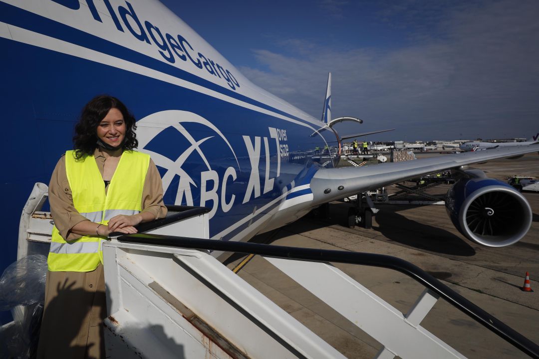 Isabel Díaz Ayuso junto a uno de los aviones procedentes de China cargado de material sanitario Isabel Díaz Ayuso junto a uno de los aviones procedentes de China cargado de material sanitario