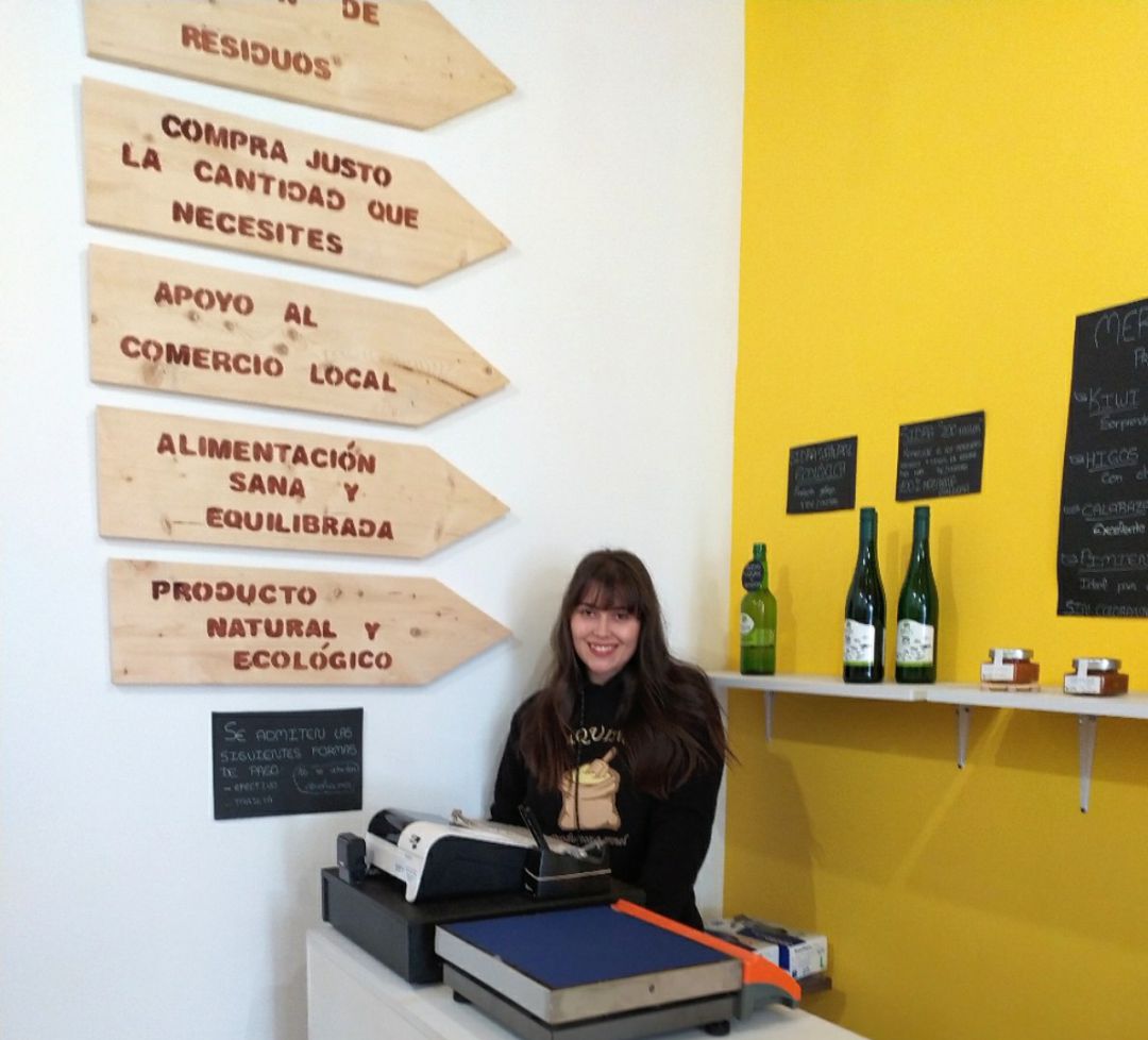 Dayrén González en su negocio, administradora del grupo Pequeños comercios unidos Ourense Dayrén González en su negocio, administradora del grupo Pequeños comercios unidos Ourense