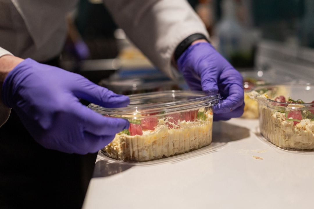 Los restaurantes se preparan para ofrecer comida para llevar Los restaurantes se preparan para ofrecer comida para llevar