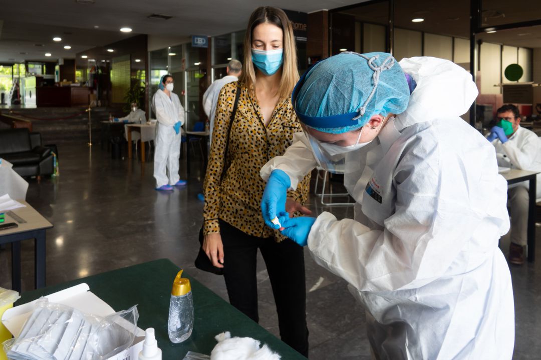Sanitarios practicando test a ciudadanos. Sanitarios practicando test a ciudadanos.