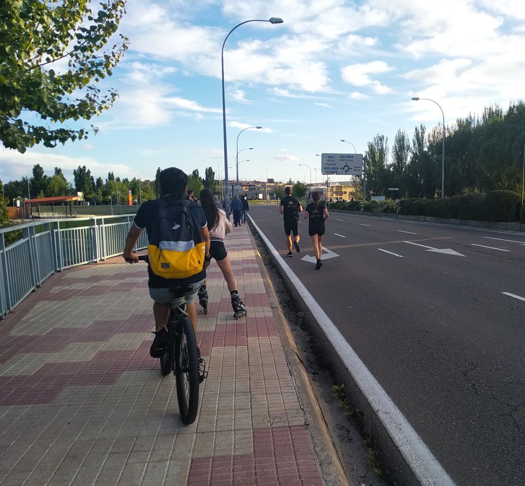 Algunos ciudadanos tienen que usar la calzada para poder transitar con distancia Algunos ciudadanos tienen que usar la calzada para poder transitar con distancia