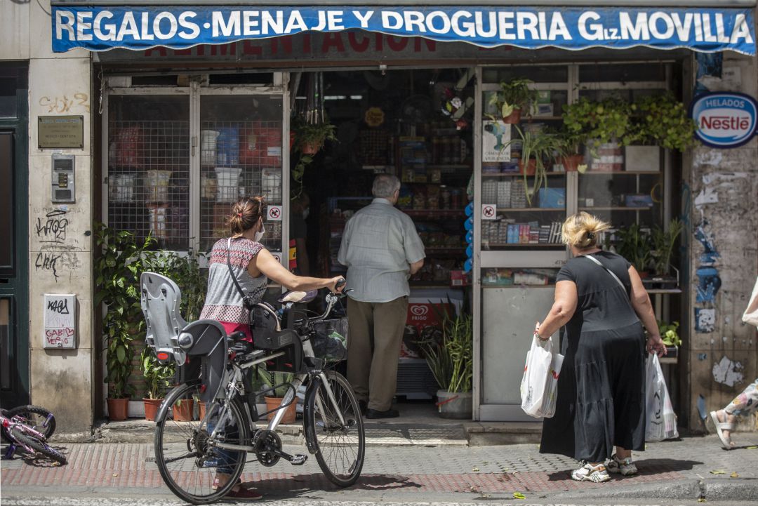 Varias personas guardan cola en un bazar, en el inicio de la semana octava del estado de alarma decretada por la crisis del coronavirus, en el que se permite la apertura con limitaciones de este tipo de comercio, entre otros establecimientos. Varias personas guardan cola en un bazar, en el inicio de la semana octava del estado de alarma decretada por la crisis del coronavirus, en el que se permite la apertura con limitaciones de este tipo de comercio, entre otros establecimientos.