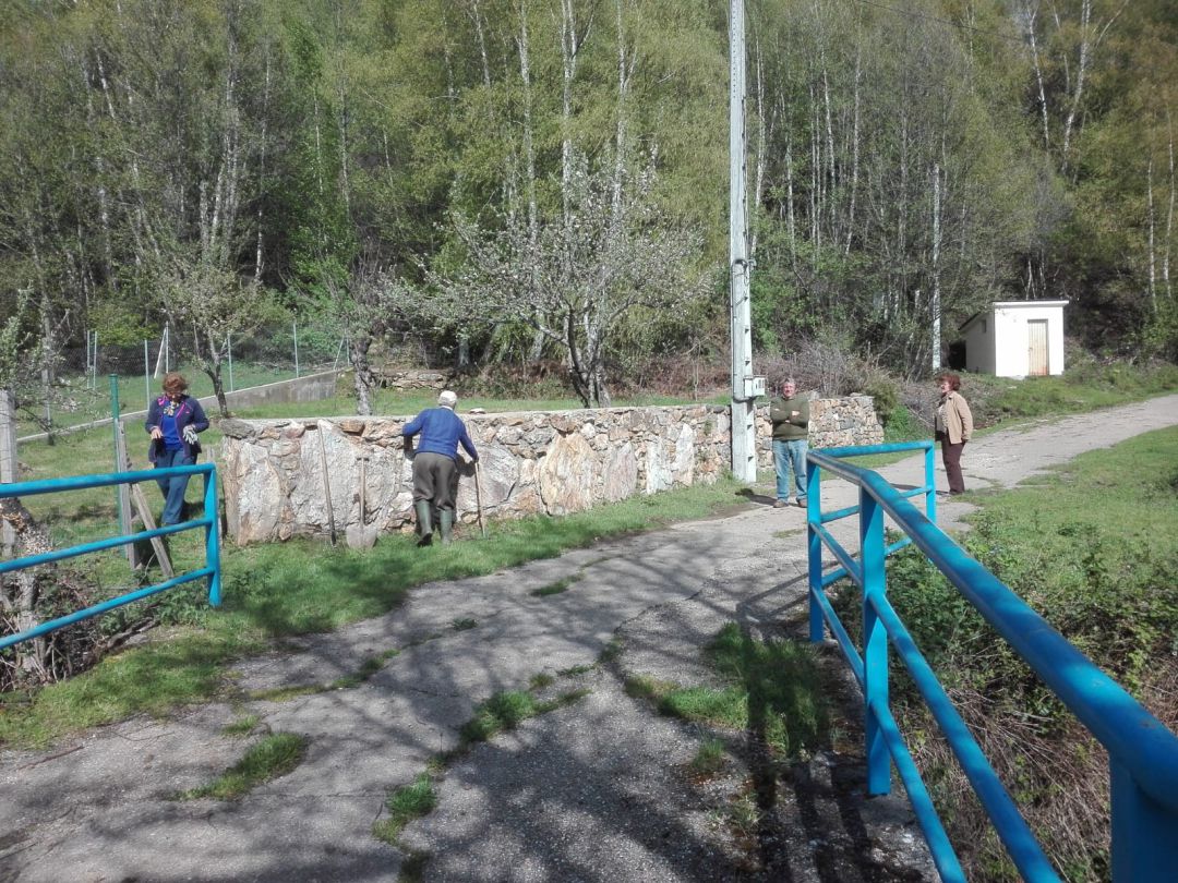 Los cuatro habitantes actuales de Escuredo en un paraje del pueblo Los cuatro habitantes actuales de Escuredo en un paraje del pueblo
