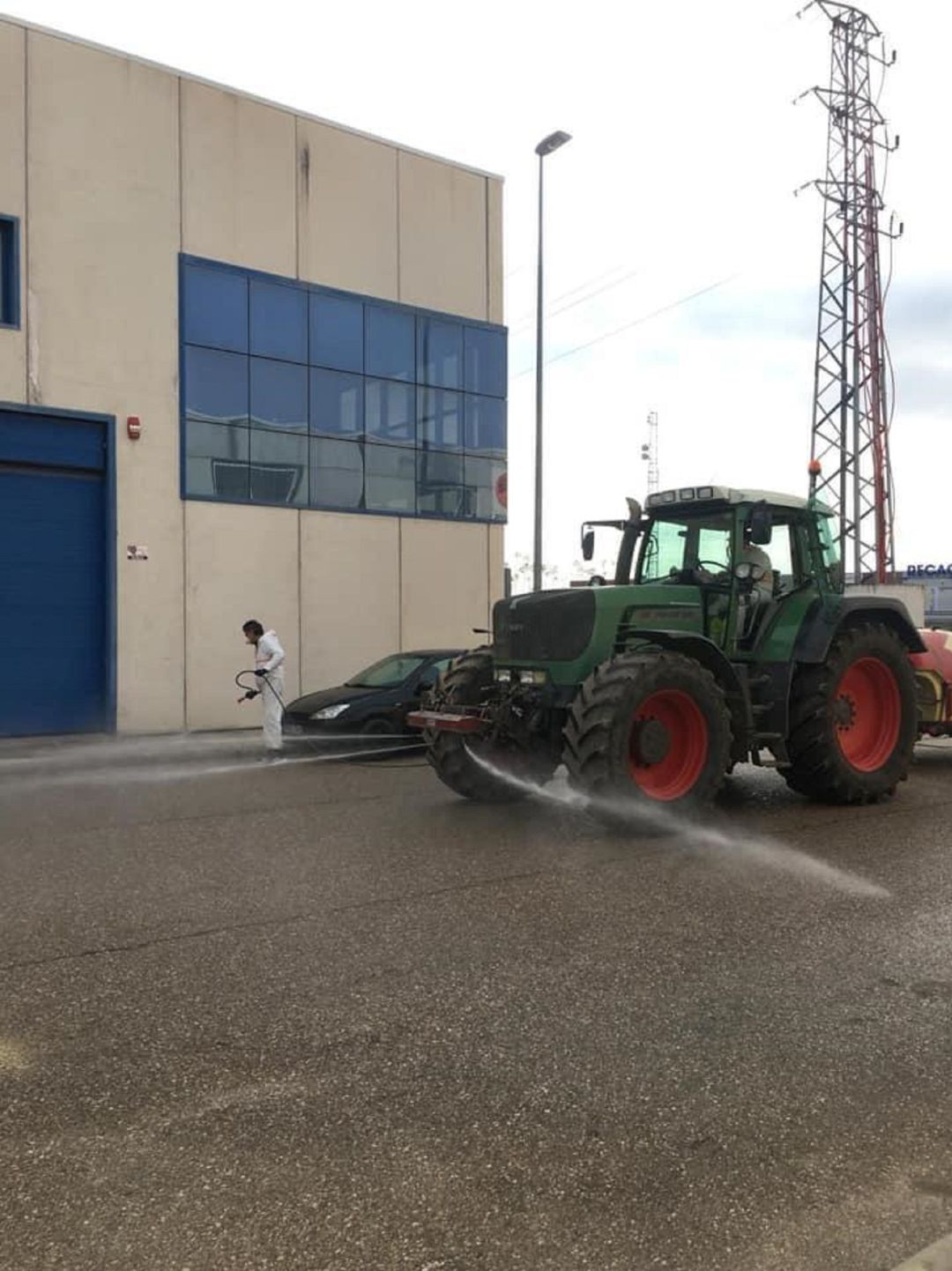 Agricultores acometen labores de desinfección Agricultores acometen labores de desinfección