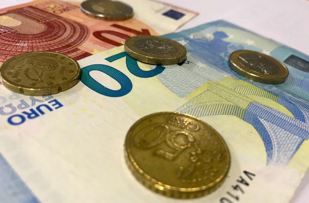 Imagen de archivo de billetes y monedas de euros Imagen de archivo de billetes y monedas de euros
