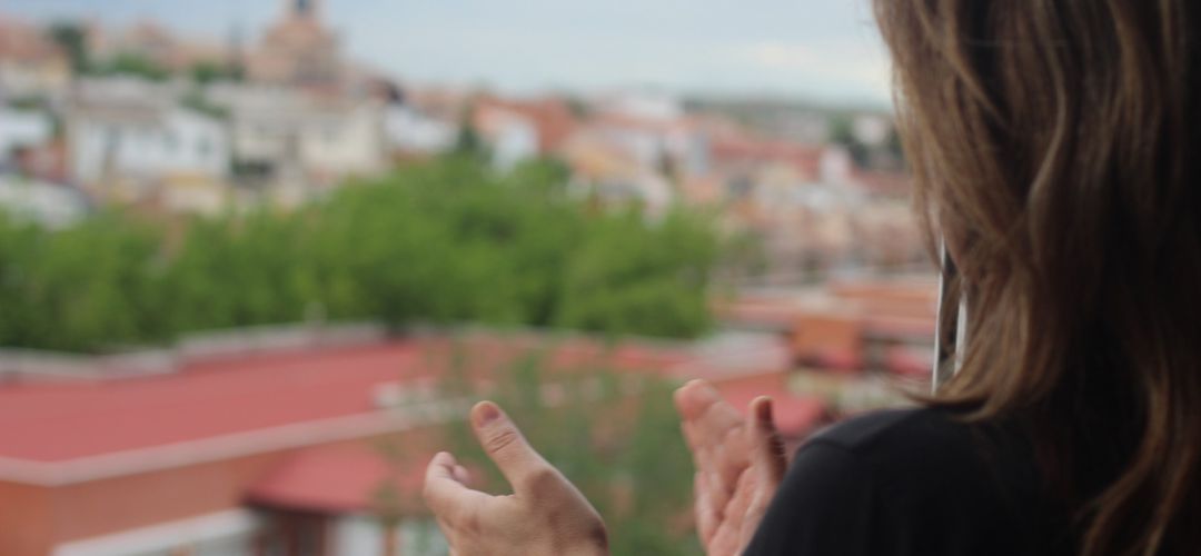 Una mujer aplaude desde su casa en Valdemoro durante el confinamiento. La fotografía pertenece a la iniciativa municipal #Valdemorodesdeelconfinamiento que pidió la colaboración vecinal para retratar cómo se pasa la pandemia en los hogares Una mujer aplaude desde su casa en Valdemoro durante el confinamiento. La fotografía pertenece a la iniciativa municipal #Valdemorodesdeelconfinamiento que pidió la colaboración vecinal para retratar cómo se pasa la pandemia en los hogares
