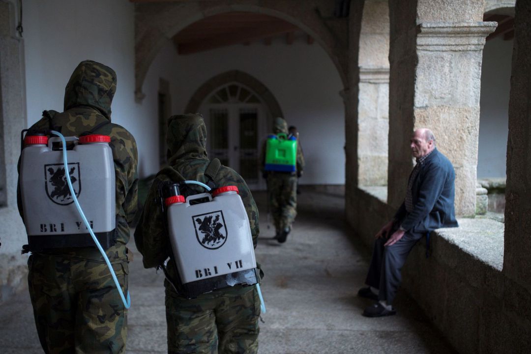 Militares de la Brilat desinfectan la residencia de mayores Nosa Señora dos Anxos, hoy viernes en Ribadavia, Ourense Militares de la Brilat desinfectan la residencia de mayores Nosa Señora dos Anxos, hoy viernes en Ribadavia, Ourense