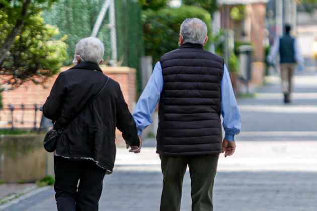 Dos ancianos en un parque en el primer día en que los españoles pueden salir de casa a pasear y hacer ejercicio al aire libre, pero solo en determinadas franjas horarias, divididos por edades, en el mismo municipio de residencia y sin alejarse en el caso de los paseos a más de un kilómetro de distancia de su domicilio, en Madrid (España), a 2 de mayo de 202 Dos ancianos en un parque en el primer día en que los españoles pueden salir de casa a pasear y hacer ejercicio al aire libre, pero solo en determinadas franjas horarias, divididos por edades, en el mismo municipio de residencia y sin alejarse en el caso de los paseos a más de un kilómetro de distancia de su domicilio, en Madrid (España), a 2 de mayo de 202