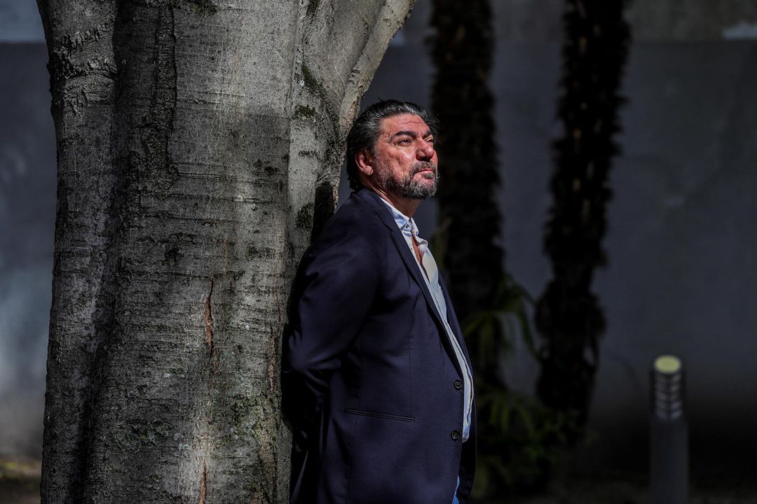 Convocar "lo antes posible" elecciones a la Junta Directiva de la Sgae y "restablecer la confianza en el correcto funcionamiento" de sus órganos de gobierno, son los objetivos que se marca el recién nombrado presidente de esta entidad, el dramaturgo y guionista sevillano Antonio Ruiz Onetti. Y para ello es "imprescindible acentuar" la colaboración con el Ministerio de Cultura y la Confederación Internacional de Sociedades de Autores y Compositores (CISAC), ha expresado tras salir adelante su candidatura con 21 votos a favor, 6 en contra y 8 abstenciones de un total de 35 miembros que forman la Convocar "lo antes posible" elecciones a la Junta Directiva de la Sgae y "restablecer la confianza en el correcto funcionamiento" de sus órganos de gobierno, son los objetivos que se marca el recién nombrado presidente de esta entidad, el dramaturgo y guionista sevillano Antonio Ruiz Onetti. Y para ello es "imprescindible acentuar" la colaboración con el Ministerio de Cultura y la Confederación Internacional de Sociedades de Autores y Compositores (CISAC), ha expresado tras salir adelante su candidatura con 21 votos a favor, 6 en contra y 8 abstenciones de un total de 35 miembros que forman la