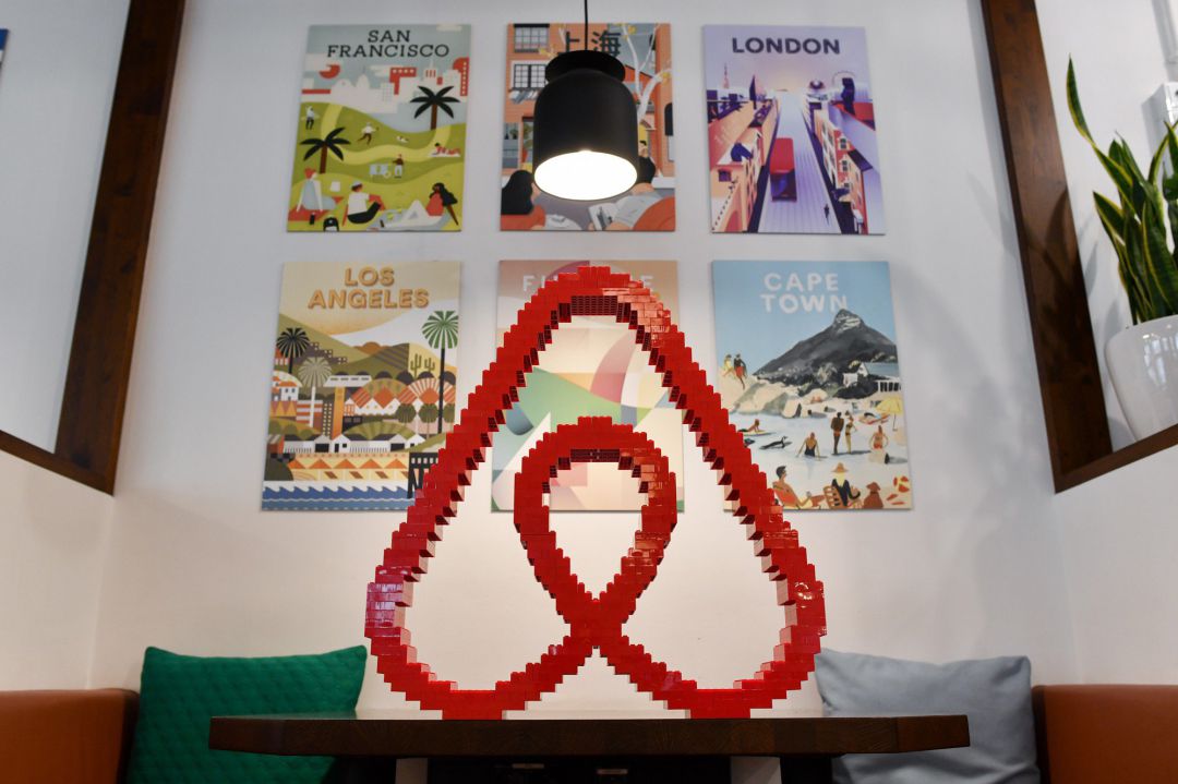 Airbnb despedirá a uno de cada cuatro empleados de su plantilla mundial. Airbnb despedirá a uno de cada cuatro empleados de su plantilla mundial.