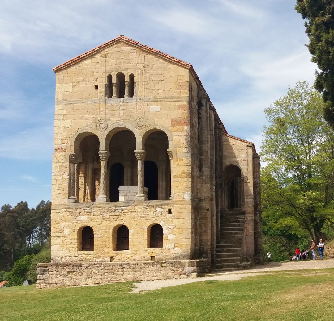 Santa María del Naranco fue concebido como un palacete por los reyes astures e históricamente no ha sido un eficio religioso. Santa María del Naranco fue concebido como un palacete por los reyes astures e históricamente no ha sido un eficio religioso.
