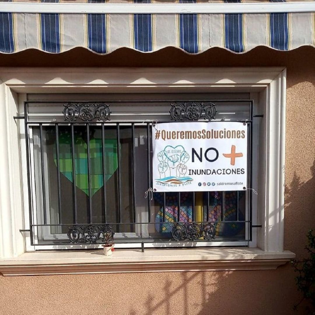 Más de 200 pancartas cuelgan de los balcones en Los Alcázares pidiendo soluciones a las inundaciones “No + Inundaciones” Más de 200 pancartas cuelgan de los balcones en Los Alcázares pidiendo soluciones a las inundaciones “No + Inundaciones”