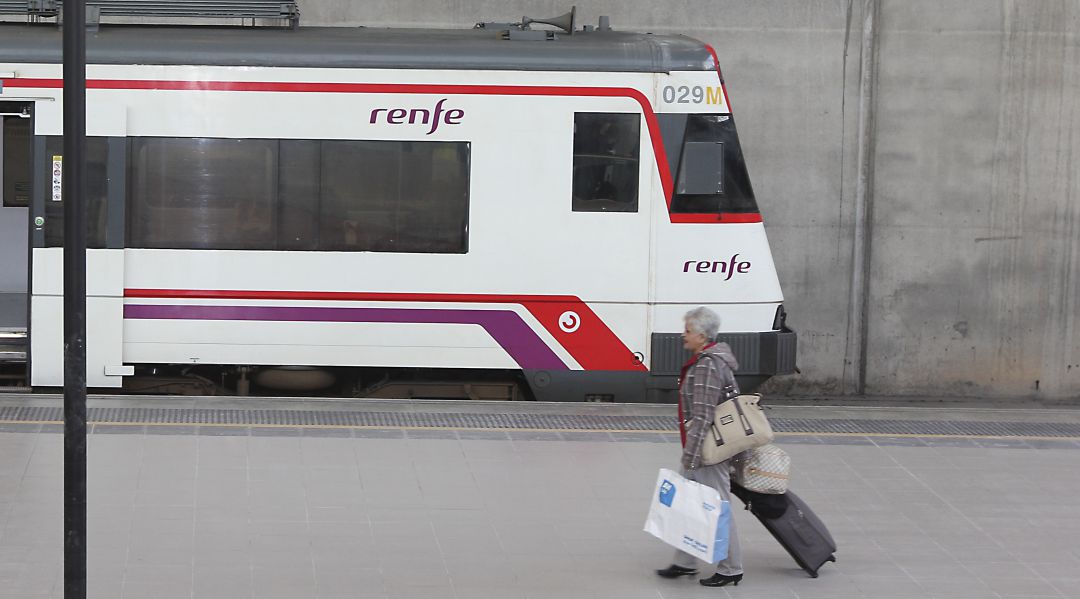 Tren de cercanías en la estación de Castelló Tren de cercanías en la estación de Castelló
