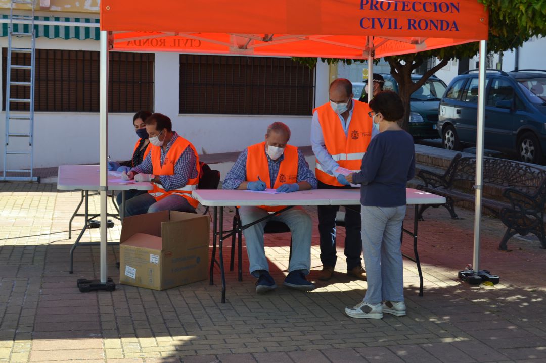 Varios concejales y personal de confianza del Ayuntamiento de Ronda están llevando a cabo los repartos Varios concejales y personal de confianza del Ayuntamiento de Ronda están llevando a cabo los repartos