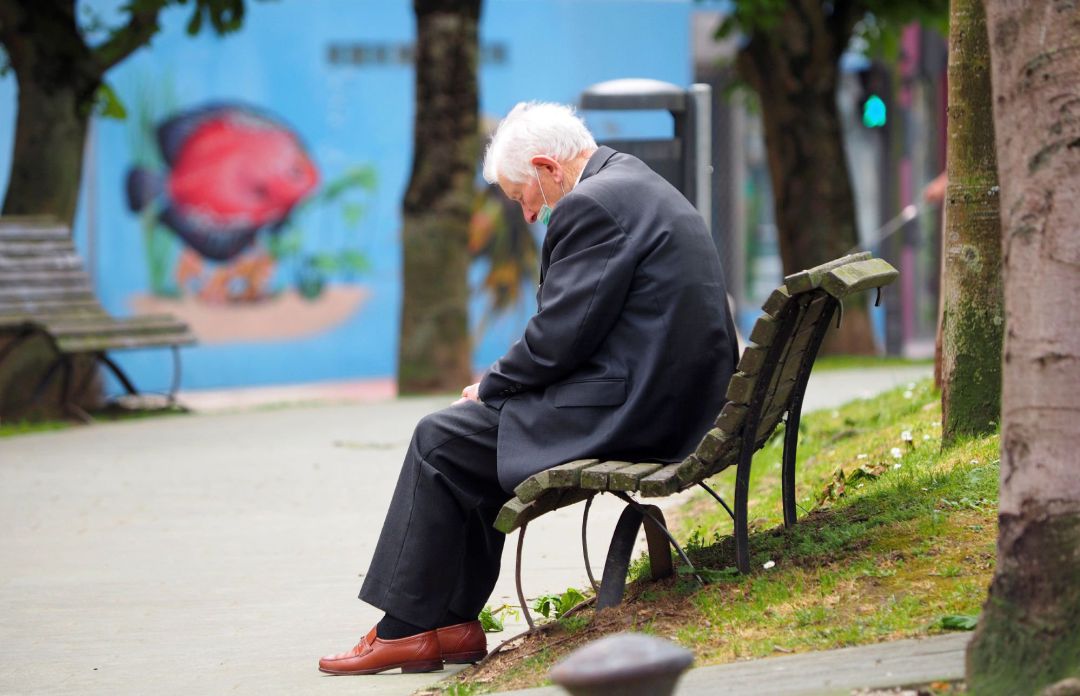 Un anciano descansa sentado en un banco de la avenida Fontiñas, este lunes en Lugo. Un anciano descansa sentado en un banco de la avenida Fontiñas, este lunes en Lugo.