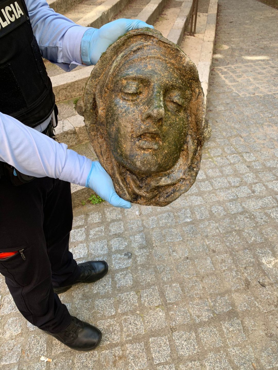 Primer pla de l'escultura que s'ha trobat al riu Onyar Primer pla de l'escultura que s'ha trobat al riu Onyar